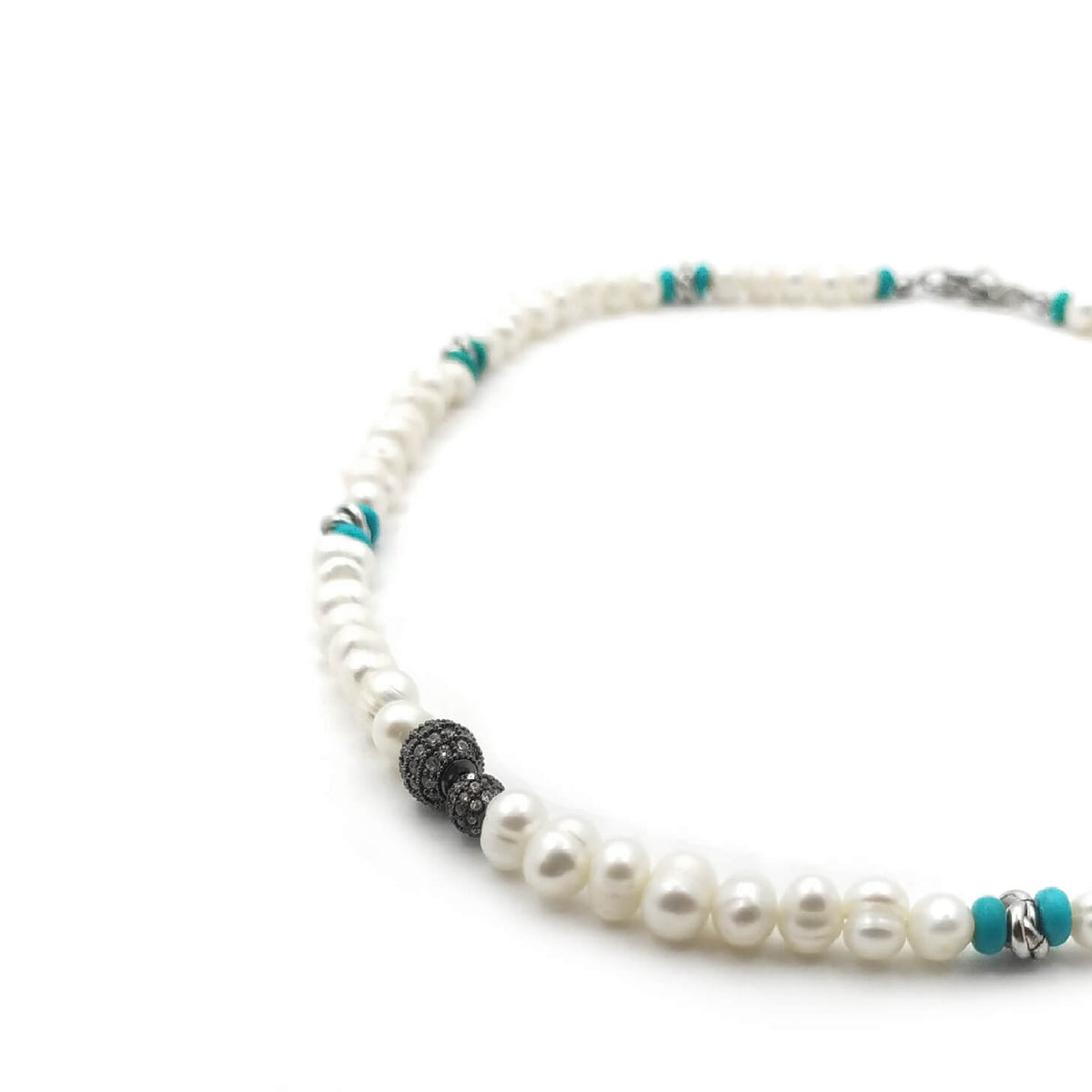Vi presentiamo Motte, l’ultima fusione di tradizione e modernità. Questo squisito gioiello da uomo abbraccia il fascino senza tempo della perla, simbolo di eleganza e raffinatezza che ha affascinato la cultura umana per secoli. Con Perle, potrete fare una dichiarazione audace, mettendo in mostra il vostro stile e la vostra individualità. Realizzate con passione e precisione, ogni perla viene selezionata meticolosamente per garantire una qualità ineguagliabile. Che siate uomini che apprezzano la raffinatezza