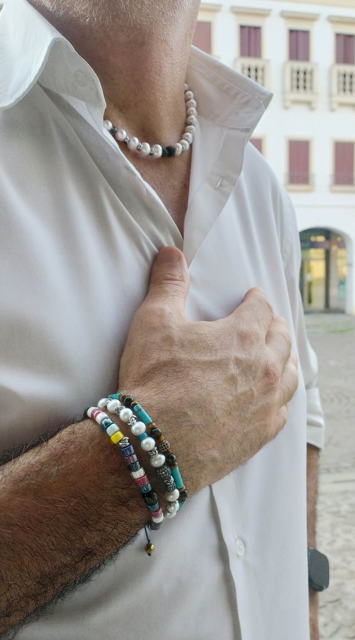 Vi presentiamo Motte, l’ultima fusione di tradizione e modernità. Questo squisito gioiello da uomo abbraccia il fascino senza tempo della perla, simbolo di eleganza e raffinatezza che ha affascinato la cultura umana per secoli. Con Perle, potrete fare una dichiarazione audace, mettendo in mostra il vostro stile e la vostra individualità. Realizzate con passione e precisione, ogni perla viene selezionata meticolosamente per garantire una qualità ineguagliabile. Che siate uomini che apprezzano la raffinatezza