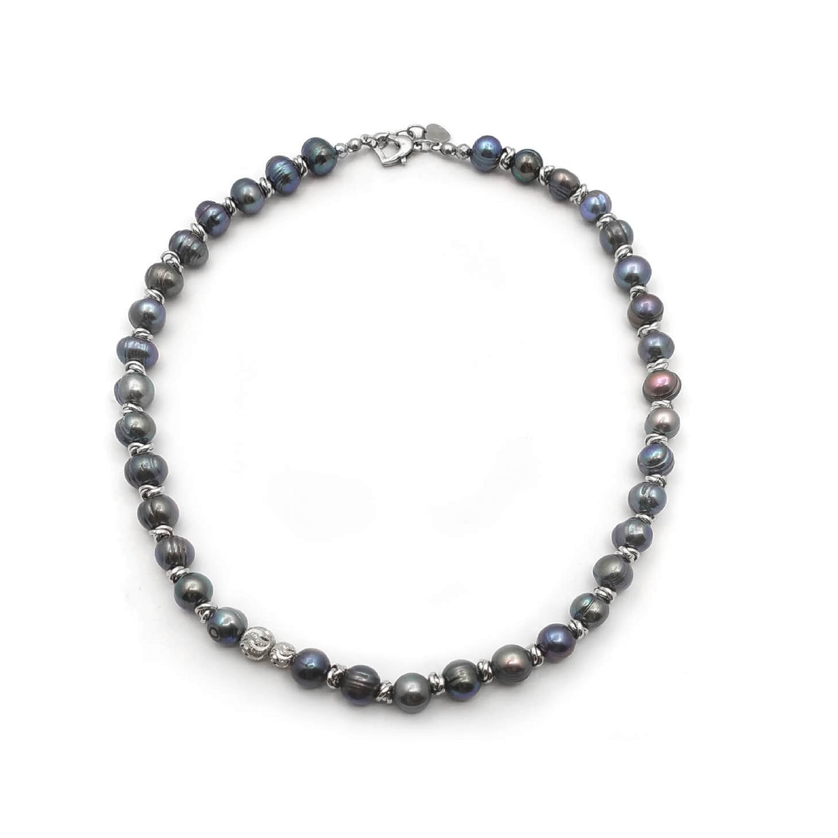 Vi presentiamo Motte, l’ultima fusione di tradizione e modernità. Questo squisito gioiello da uomo abbraccia il fascino senza tempo della perla, simbolo di eleganza e raffinatezza che ha affascinato la cultura umana per secoli. Con Perle, potrete fare una dichiarazione audace, mettendo in mostra il vostro stile e la vostra individualità. Realizzate con passione e precisione, ogni perla viene selezionata meticolosamente per garantire una qualità ineguagliabile. Che siate uomini che apprezzano la raffinatezza