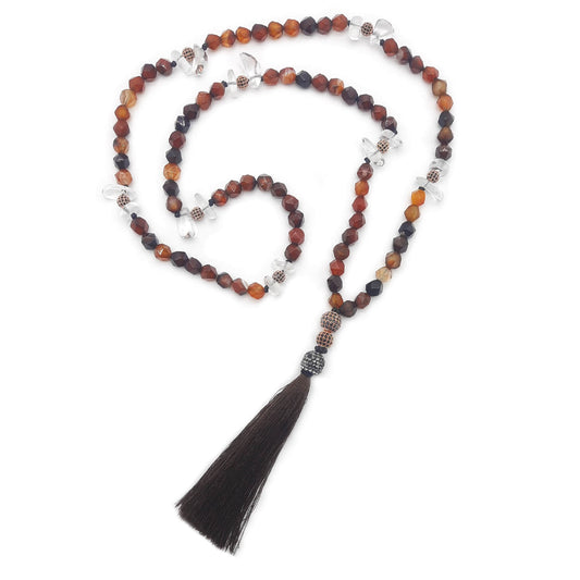 Vi presentiamo la nostra affascinante collezione di Mala tibetani! Realizzato con la massima cura e attenzione ai dettagli, ogni Mala è composto da 108 grani, un numero perfetto che simboleggia la crescita spirituale e l'illuminazione. Queste splendide pietre e cristalli naturali possiedono proprietà curative uniche, che vi daranno il potere di intraprendere il vostro viaggio verso la scoperta di voi stessi. Abbracciate le infinite possibilità che si celano dentro di voi indossando questo squisito accessori